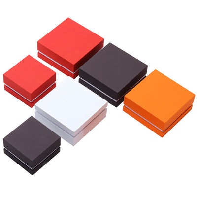 Caja de embalaje de joyas de acabado pintura de horneado artesanía borde blanco LED anillo caja de joyas 9 * 9 * 3,5cm