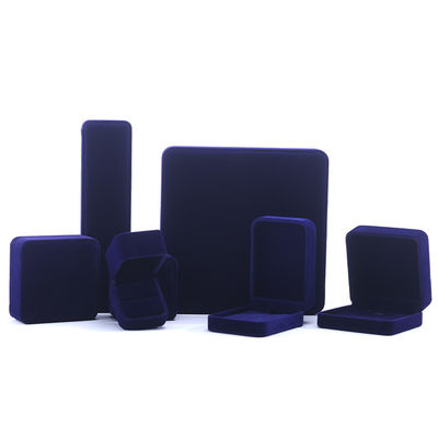 China Fabricación mayorista de alta gama Cuadro de anillo de collarada hecha a mano Embalaje de joyas Logotipo personalizado Luxo Cuadrado Suede Veludo Azul Caja de joyas