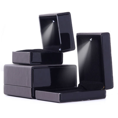 comprar Caja de embalaje de joyas de luz LED de Hanhong Custom Logotipo en gris para collar y anillo de pulsera online manufacture