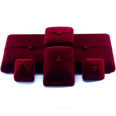 Tamaño personalizado Caja de joyas de terciopelo rojo para pulseras de lujo Aretes y collares