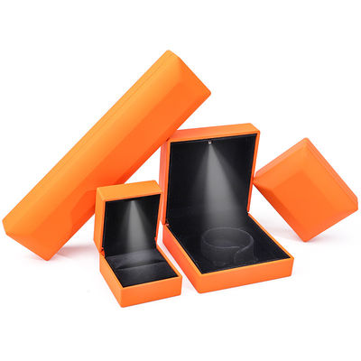 comprar Tamaño personalizado Caja de joyería de anillo LED naranja hecha a mano para logotipo personalizado y luz blanca online manufacture
