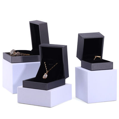Caja de embalaje de joyas de terciopelo de plata con logotipo personalizado y caja de anillos de collar de esponja gruesa