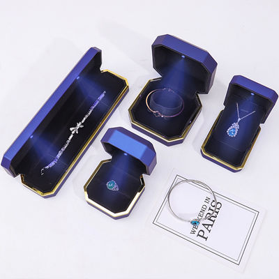Caja de embalaje de joyas exquisita y mate personalizable Interior de terciopelo suave con luz LED