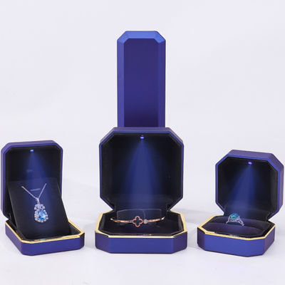 Caja de embalaje de joyas exquisita y mate personalizable Interior de terciopelo suave con luz LED