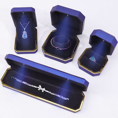 Caja de embalaje de joyas exquisita y mate personalizable Interior de terciopelo suave con luz LED