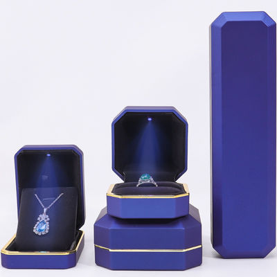 Caja de embalaje de joyas exquisita y mate personalizable Interior de terciopelo suave con luz LED
