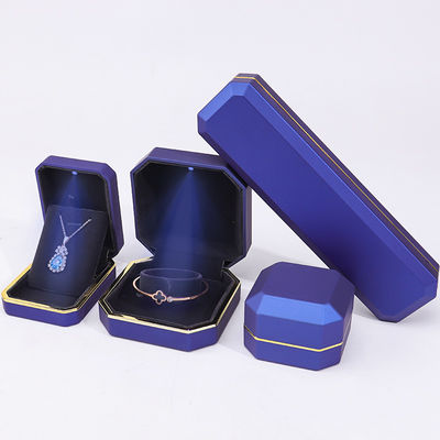 Caja de embalaje de joyas exquisita y mate personalizable Interior de terciopelo suave con luz LED