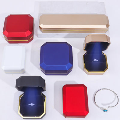 comprar Caja de embalaje de joyas exquisita y mate personalizable Interior de terciopelo suave con luz LED online manufacture