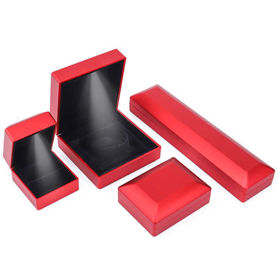 Logotipo personalizado Caja de joyería de terciopelo blanco claro para pendientes de caza Collar Brazalete de embalaje