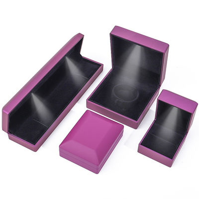 Logotipo personalizado Rectángulo púrpura LED caja de joyas para y venta al por menor en forma de rectángulo
