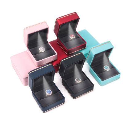 Cajas de joyería de terciopelo de plástico Material con luz y logotipo personalizado Impresión de pantalla de seda