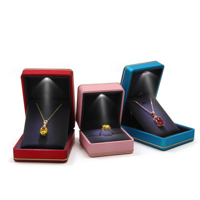 Cajas de joyería de terciopelo de plástico Material con luz y logotipo personalizado Impresión de pantalla de seda