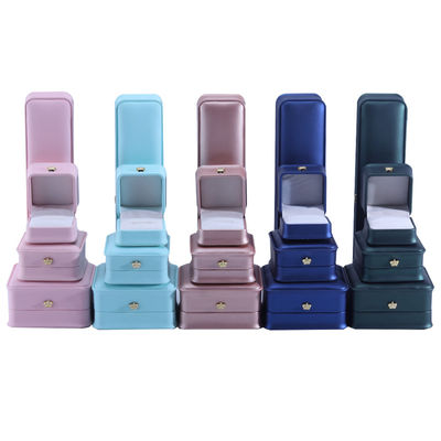 comprar Forma cuadrada de la corona hecha a mano de lujo de diseño de la caja de joyería de cuero PU para anillos y collares online manufacture