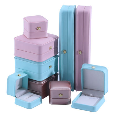 Forma cuadrada de la corona hecha a mano de lujo de diseño de la caja de joyería de cuero PU para anillos y collares