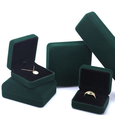 Logotipo personalización caja de embalaje de joyas de terciopelo para el brazalete de grado set de anillo de collar