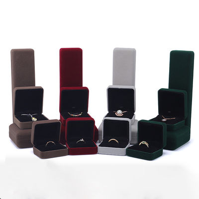 Logotipo personalización caja de embalaje de joyas de terciopelo para el brazalete de grado set de anillo de collar
