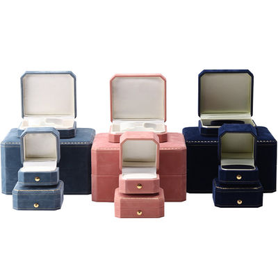 Caja de joyería de terciopelo rectangular para un collar y brazalete de lujo personalizado