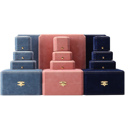 Caja de joyería de terciopelo rectangular para un collar y brazalete de lujo personalizado