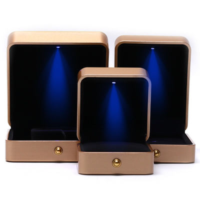 comprar Caja de joyería LED de lujo hecha a mano para anillo de collar cuadrado pintado con spray de plástico personalizado online manufacture
