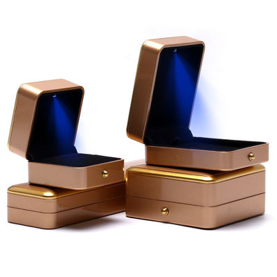 Caja de joyería LED de lujo hecha a mano para anillo de collar cuadrado pintado con spray de plástico personalizado