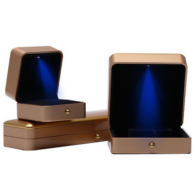 Caja de joyería LED de lujo hecha a mano para anillo de collar cuadrado pintado con spray de plástico personalizado