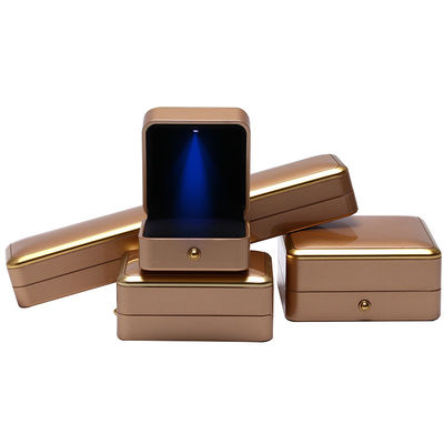Caja de joyería LED de lujo hecha a mano para anillo de collar cuadrado pintado con spray de plástico personalizado