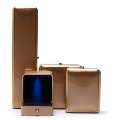 Caja de joyería LED de lujo hecha a mano para anillo de collar cuadrado pintado con spray de plástico personalizado