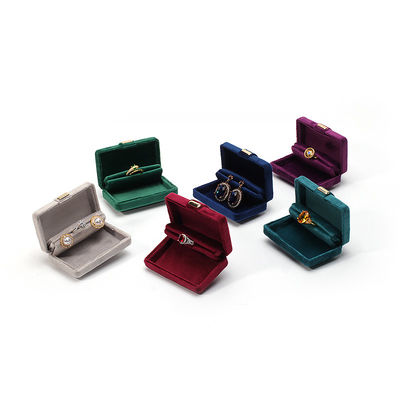 Caja de embalaje de joyas metálicas con logotipo personalizado para aretes rojos de lujo Brazalete Collar de anillo