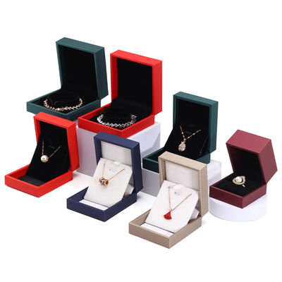 Caja de joyería de cuero hecha a mano para anillos y collares