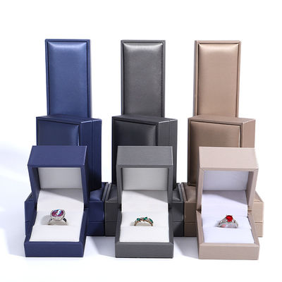 Caja de joyería de cuero hecha a mano para anillos y collares