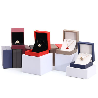 Caja de joyería de cuero hecha a mano para anillos y collares