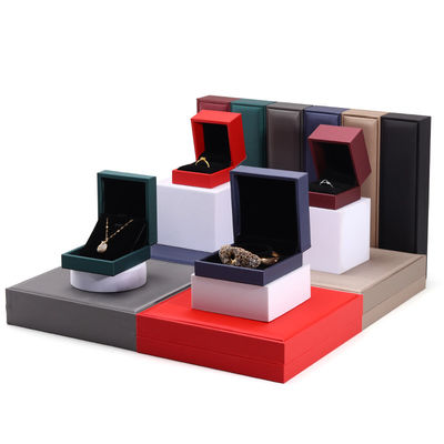 Caja de joyería de cuero hecha a mano para anillos y collares