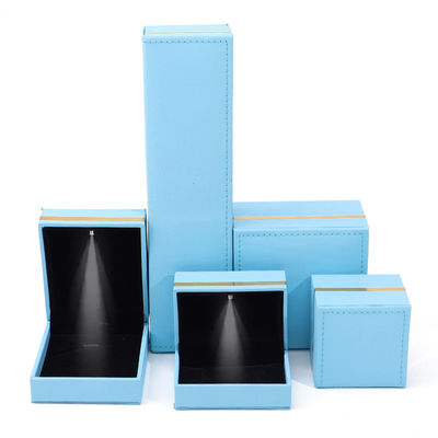 Paquete de joyas Brazalete de luz LED con aretes grises y anillo en caja personalizada