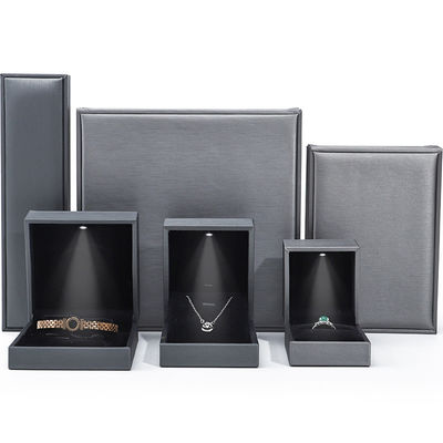 comprar Caja de joyería de color gris de cuero ligero con LED Envases de lujo para brazalete Anillo de collar online manufacture