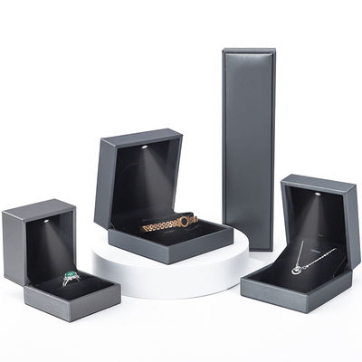 Caja de joyería de color gris de cuero ligero con LED Envases de lujo para brazalete Anillo de collar