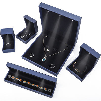 comprar Caja de joyería LED de granos cepillado de alta gama, caja de anillo de cuero PU con luz en el interior online manufacture