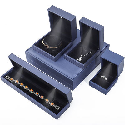 Caja de joyería LED de granos cepillado de alta gama, caja de anillo de cuero PU con luz en el interior