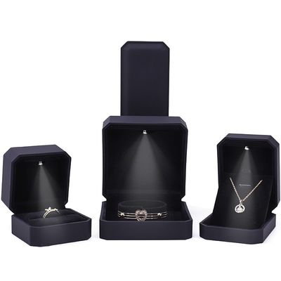 comprar Lo más reciente Logotipo personalizado de joyería LED caja de visualización para anillos collares pulseras y aretes online manufacture