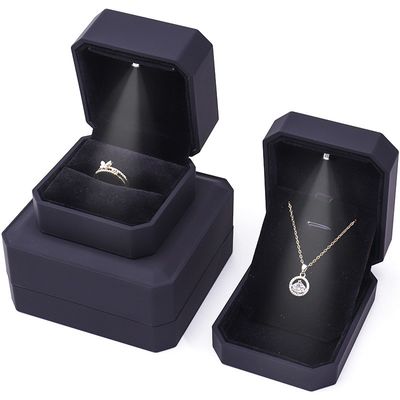 Lo más reciente Logotipo personalizado de joyería LED caja de visualización para anillos collares pulseras y aretes