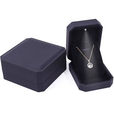 Lo más reciente Logotipo personalizado de joyería LED caja de visualización para anillos collares pulseras y aretes