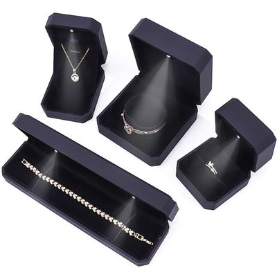Lo más reciente Logotipo personalizado de joyería LED caja de visualización para anillos collares pulseras y aretes