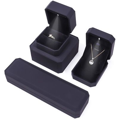 Lo más reciente Logotipo personalizado de joyería LED caja de visualización para anillos collares pulseras y aretes