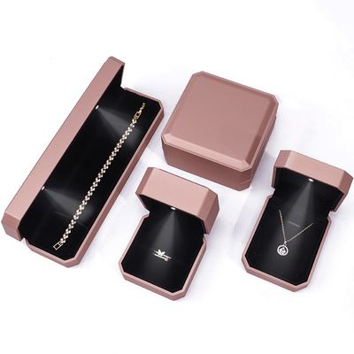 Cajas de joyería de lujo de LED personalizadas Embalaje para anillos Collares Brazaletes Orecillos