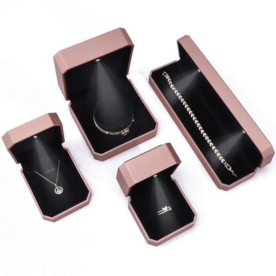 Cajas de joyería de lujo de LED personalizadas Embalaje para anillos Collares Brazaletes Orecillos