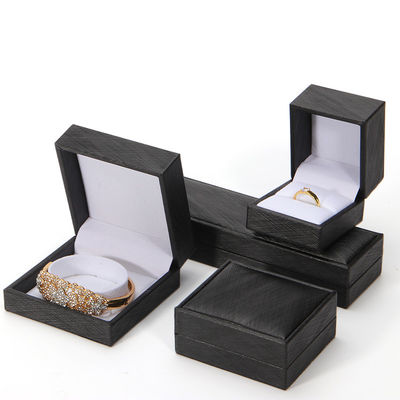 comprar Caja de joyería de cuero PU con forro beige 2022 paquete de joyería con caja de anillo impresa a medida online manufacture