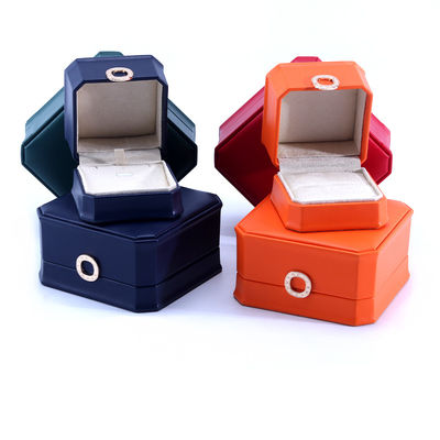 11*11*5.5cm Diseño de anillo de color personalizado Caja de joyas de cuero PU para brazalete de collar