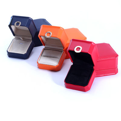 11*11*5.5cm Diseño de anillo de color personalizado Caja de joyas de cuero PU para brazalete de collar