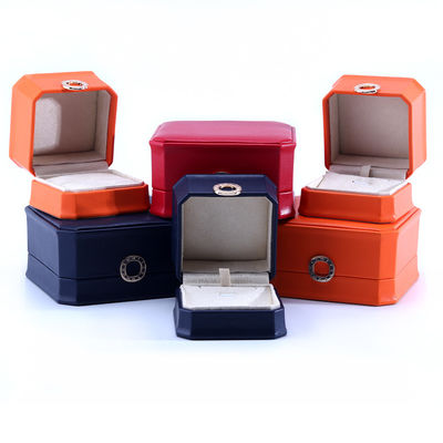 11*11*5.5cm Diseño de anillo de color personalizado Caja de joyas de cuero PU para brazalete de collar