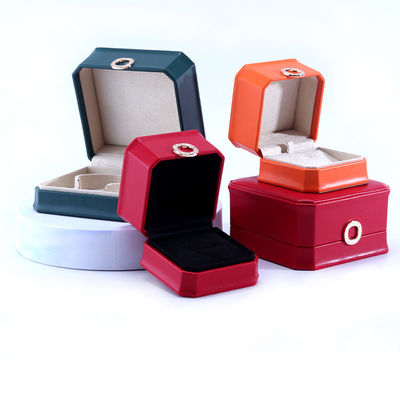 11*11*5.5cm Diseño de anillo de color personalizado Caja de joyas de cuero PU para brazalete de collar