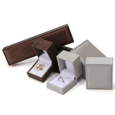 Caja de joyería de cuero PU con forro beige 2022 paquete de joyería con caja de anillo impresa a medida